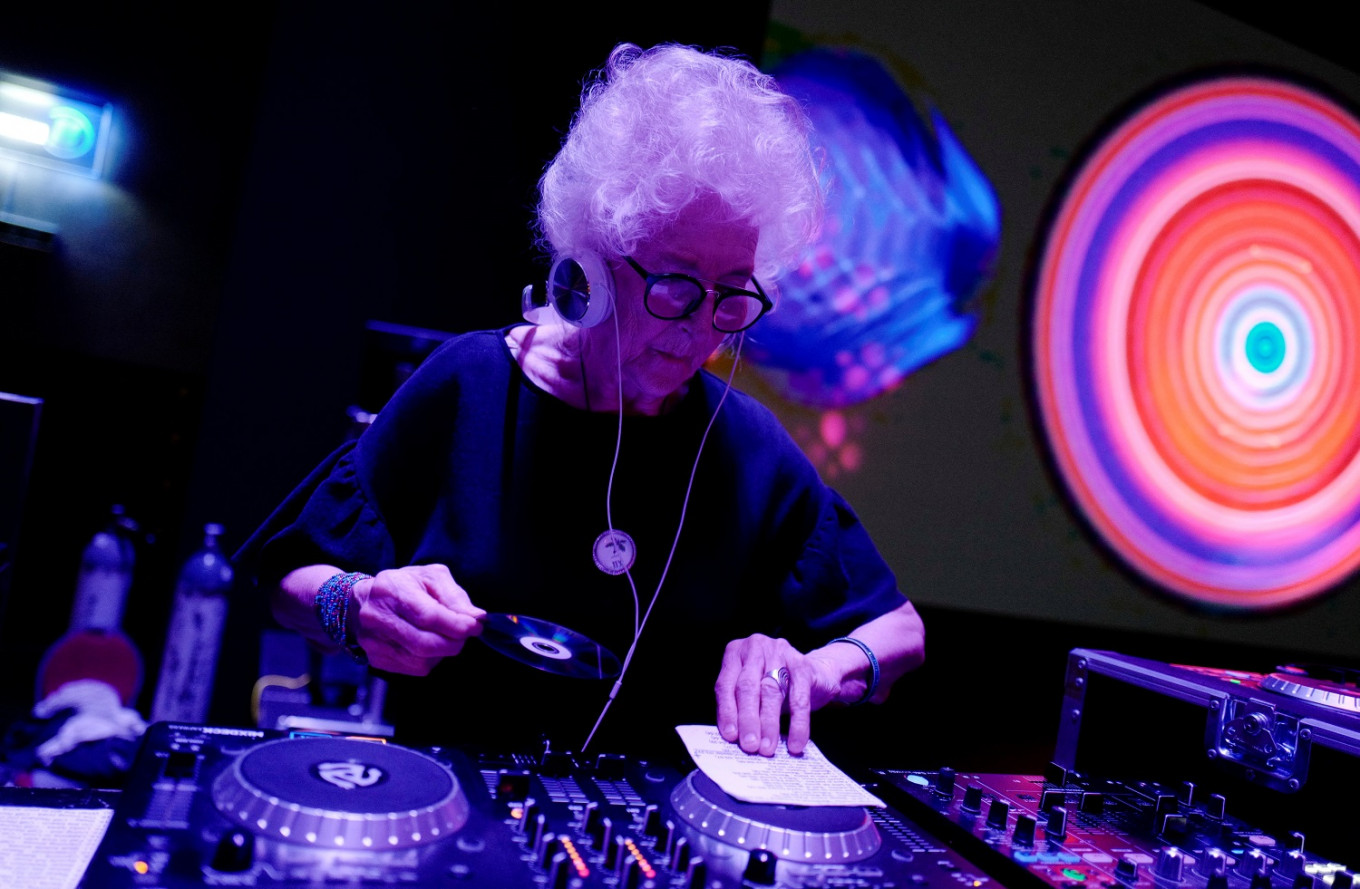 Nenek 80 Tahun Jago DJ
